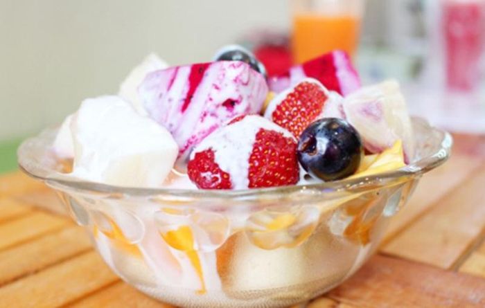 Có thể cho thêm hoa quả vào kefir rồi thưởng thức.