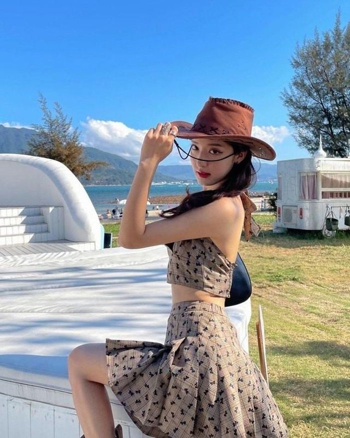 Hot girl sinh năm 1998 thường xuyên thử thách bản thân trong những phong cách ăn mặc khác nhau.