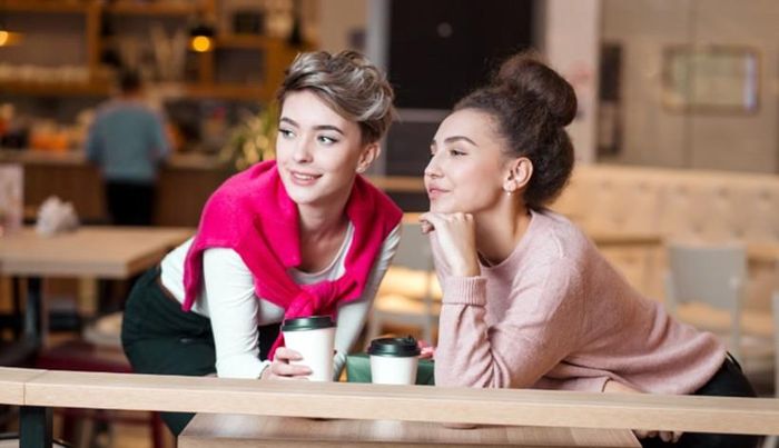 Các cô nàng thường cảm thấy khó chịu nếu họ thấy một anh chàng nóng bỏng đi cùng một phụ nữ khác.