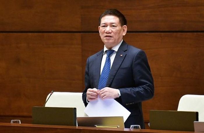 Bộ trưởng Bộ Tài chính Hồ Đức Phớc trả lời chất vấn. 