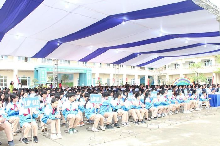 Học sinh trường Tiểu học và THCS 915 Gia Sàng tham gia buổi Lễ.