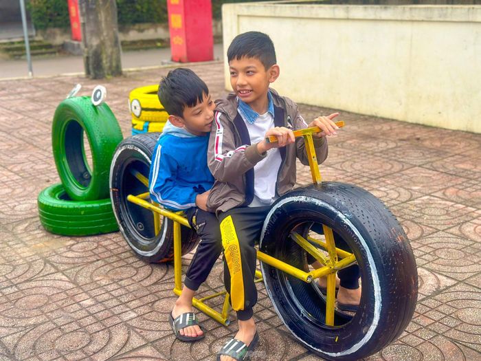 Công trình được lắp đặt tại thôn Bình Minh, xã Thạch Bình. Khi đón nhận công trình đoàn viên thanh niên trao tặng, nhiều em nhỏ trong thôn rất háo hức, vui chơi trên những chiếc xe tự chế từ lốp ô tô.