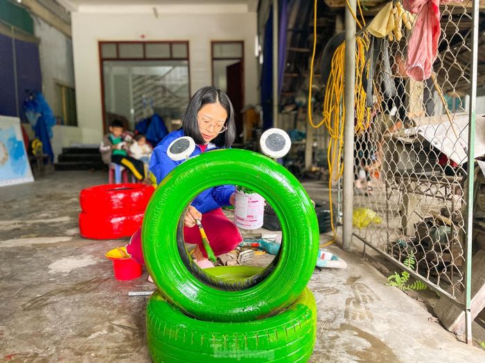 “Công trình được làm và trao tặng trong dịp hưởng ứng Tháng Thanh niên. Từ ý nghĩ nhà văn hóa thôn chưa có khu vui chơi, nên các đoàn viên thanh niên đã cùng sáng tạo nên những chiếc xe, sân chơi thú vị cho các em thiếu nhi. Từ mô hình sân chơi này sẽ nhắc nhở mọi người nâng cao ý thức và lan tỏa phong trào hành động của mọi người trong việc bảo vệ môi trường”, anh Thạch nói.