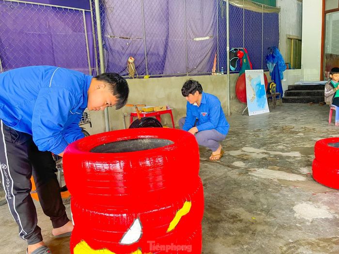 Anh Đặng Văn Thạch – Bí thư Đoàn xã Thạch Bình, thành phố Hà Tĩnh cho biết, để có lốp tái chế, các đoàn viên thanh niên trong địa phương đã liên hệ những cơ sở sửa chữa ô tô để xin lốp về triển khai mô hình. Trong nhiều ngày, có khoảng 3 thanh niên tình nguyện cùng đến hỗ trợ, làm sạch lốp, sơn rồi tạo hình cho những chiếc lốp này.