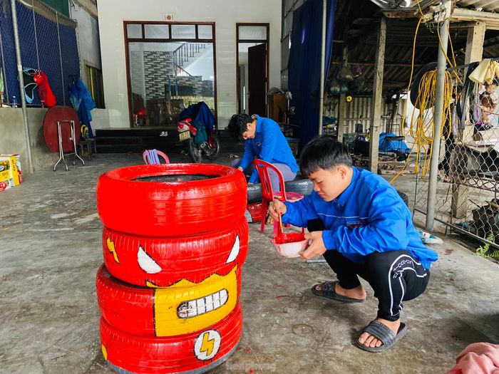 Đoàn viên thanh niên hoàn thiện những phần sơn cuối cùng để tạo ra sản phẩm phục vụ cho vui chơi thiếu nhi của trẻ em.