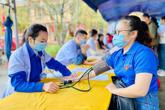  Đăng ký, khám sàng lọc trước khi hiến máu. 