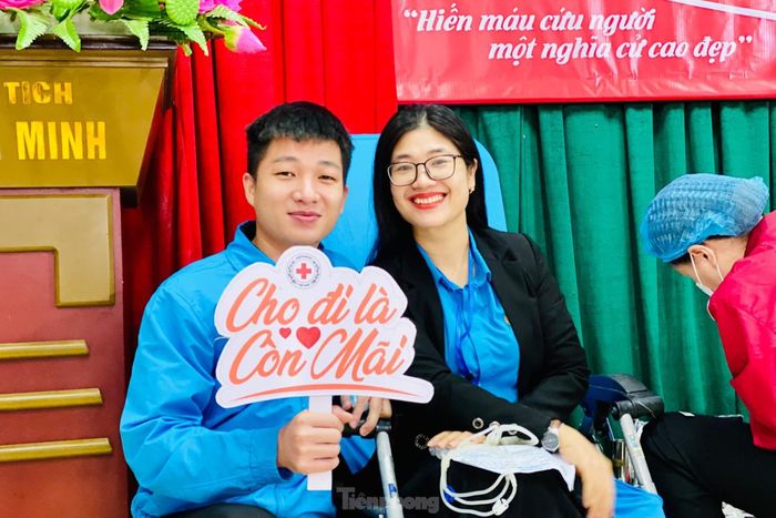  Đây là lần thứ 16, chị Nguyễn Thị Trang, Đoàn viên chi đoàn cơ quan Đảng - Đoàn thể huyện Nghĩa Đàn (áo đen) tham gia hiến máu. Chị cũng đã từng được Ban chỉ đạo Hiến máu tình nguyện tỉnh Nghệ An tuyên dương. “Hiến máu là một nghĩa cử cao đẹp. Mỗi lần các ban, ngành phát động, tôi đều cố gắng sắp xếp thời gian để tham gia”, chị Trang tâm sự. 