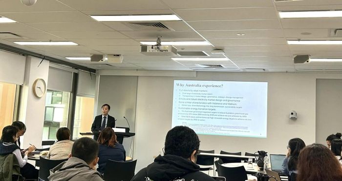 TS Thái Doãn Hoàng Cầu giảng bài tại chương trình Just Energy Transition Program - Australian Awards Fellowship