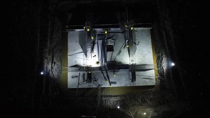 Thi công tăng ca tại vị trí 145 (Nông Cống, Thanh Hóa) thuộc gói thầu 21 ĐZ 500kV Quỳnh Lưu - Thanh Hóa. Ảnh: Huy Hùng/TTXVN