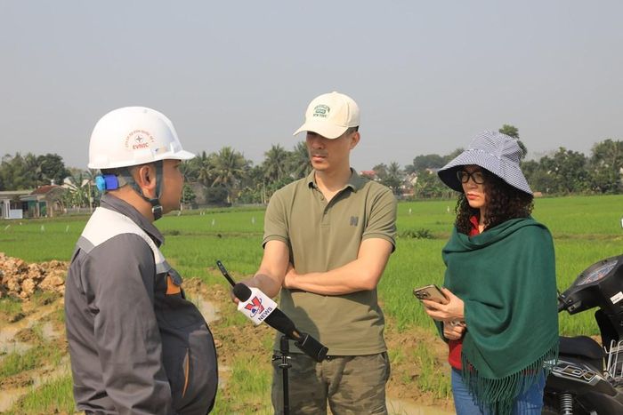 Phóng viên TTXVN tìm hiểu thực tế thi công của nhà thầu tại các vị trí móng cột. Ảnh: Huy Hùng/TTXVN