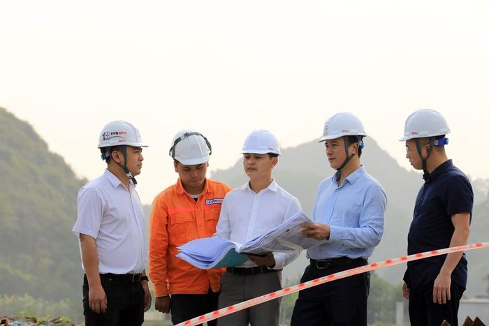 Ông Lưu Việt Tiến, Phó Tổng giám đốc EVNNPT kiểm tra tiến độ thi công tại vị trí 55 (Nga Phú, Nga Sơn) ĐZ 500kV NMNĐ Nam Định 1 - Thanh Hóa. Ảnh: Huy Hùng/TTXVN