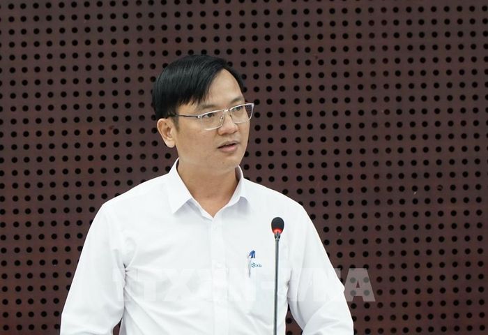 Phó Giám đốc Sở Xây dựng thành phố Đà Nẵng Lê Văn Tuấn trả lời câu hỏi tại Họp báo. Ảnh: Quốc Dũng - TTXVN