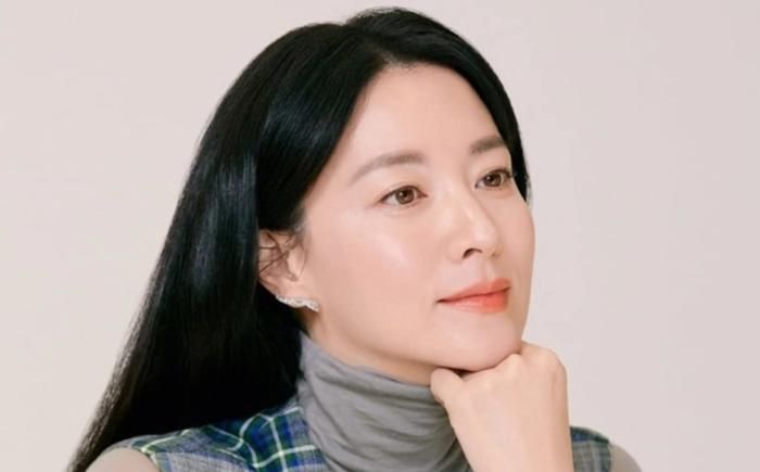 Thường xuyên uống nước ấm cũng là cách giúp mỹ nhân họ Lee sở hữu làn da căng bóng.