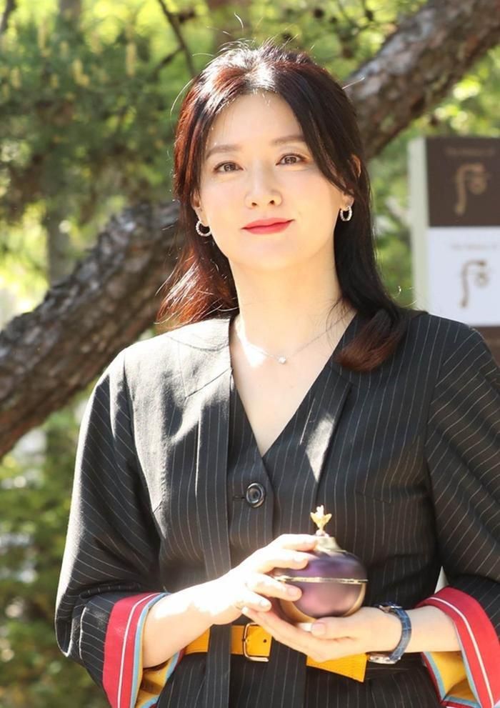 “Bảo lưu” nhan sắc tận mấy mươi năm như thế là cả một quá trình kiên trì chăm sóc da mặt của mỹ nhân họ Lee.