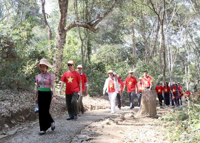 Năm Du lịch quốc gia 2024, Điện Biên đặt mục tiêu doanh thu từ hoạt động du lịch đạt hơn 2.200 tỷ đồng. Trong ảnh: Du khách tham quan di tích lịch sử Sở Chỉ huy chiến dịch Điện Biên Phủ tại xã Mường Phăng.