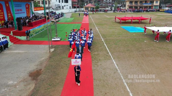 Các đoàn vận động viên thực hiện màn diễu hành tại hội khỏe Phù Đổng huyện Chi Lăng lần thứ XI