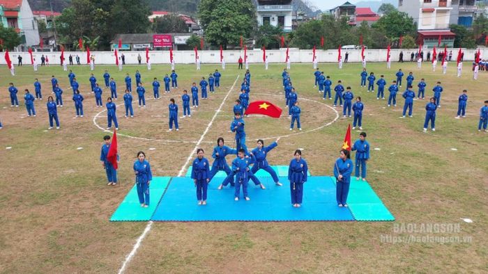 Tiết mục đồng diễn võ thuật tại hội khỏe Phù Đổng huyện Chi Lăng lần thứ XI
