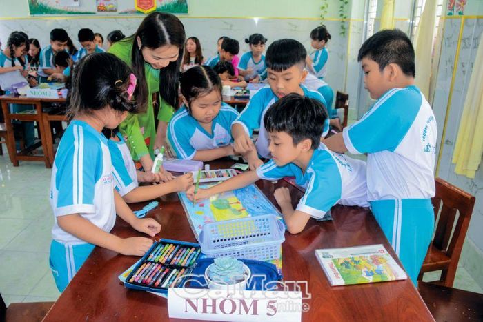 Hoạt động tích cực của các nhóm của lớp 2B, Trường Tiểu học Lê Quý Ðôn đã tạo được sản phẩm tranh vẽ miêu tả các loài động vật, với những hình dạng, kích thước và màu sắc đa dạng.
