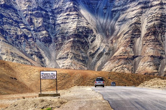 Khi du khách dừng lại và tắt động cơ xe, chiếc xe sẽ tự động chạy về phía đỉnh đồi với vận tốc 20km/h