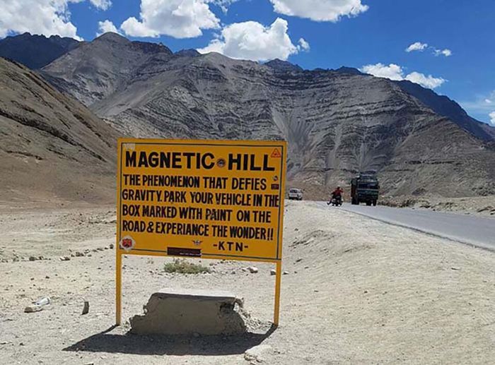 Nơi này, du khách có thể thấy tấm biển dựng trên đường cao tốc Srinagar-Leh với nội dung: "Hiện tượng phi thường bất chấp trọng lực. Hãy đậu xe vào ô vuông được đánh dấu bằng sơn trên đường và trải nghiệm điều kỳ diệu"