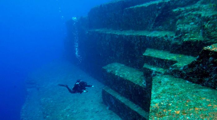 Quần thể kiến trúc đá Yonaguni (Nhật Bản) chìm sâu khoảng 30 mét dưới nước. Nguồn: LiveS/WK.