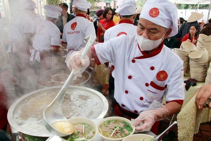 Phục vụ phở cho nhân dân và du khách. Ảnh: Nguyễn Lành - TTXVN