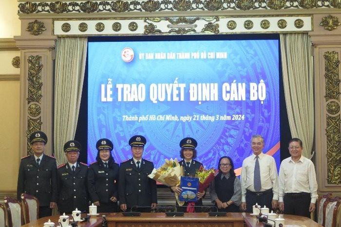 Phó Chủ tịch UBND TPHCM Ngô Minh Châu cùng các đại biểu chúc mừng bà Đinh Thị Thu