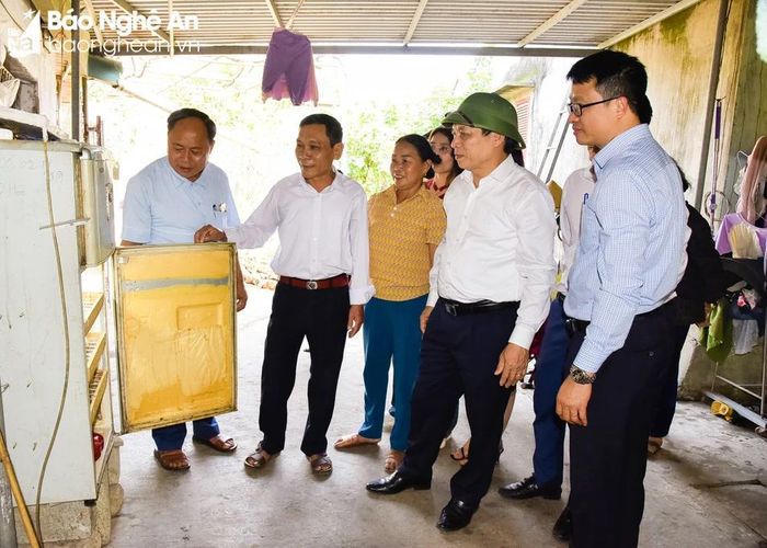  Tham quan mô hình lò ấp trứng của nông dân thị trấn Nam Đàn. Ảnh: TL 