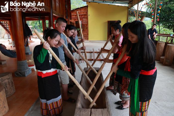  Lễ hội đền Chín Gian đã trở thành hoạt động văn hóa tâm linh không thể thiếu của người dân Quế Phong nói riêng và du khách thập phương nói chung. Về đây, du khách được trải nghiệm để hiểu thêm lịch sử hình thành vùng đất, để cùng nhau suy ngẫm và nhắc nhau hãy gìn giữ, bảo tồn và phát huy giá trị các di sản văn hóa. Trong ảnh: Khắc luống - nét văn hóa độc đáo của đồng bào dân tộc Thái tại Lễ hội đền Chín Gian. Ảnh: Sách Nguyễn 