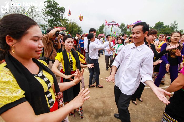  Lễ hội là dịp để người dân và du khách hòa vào không khí tưng bừng với những trò chơi dân gian, những hoạt động văn hóa, thể thao đậm đà bản sắc dân tộc như: kéo co, bắn nỏ, ném còn, chọi gụ, đi cà kheo, thi khắc luống, cồng chiêng, thi hát đối đáp giao duyên... Trong ảnh: Hát múa cộng đồng tại Lễ hội đền Chín Gian. Ảnh: Sách Nguyễn 