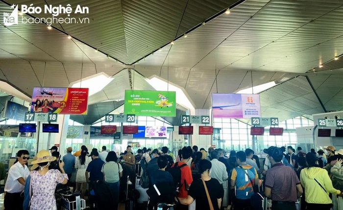 Lượng hành khách di chuyển bằng máy bay tăng vọt trong dịp lễ. Ảnh: Q.A
