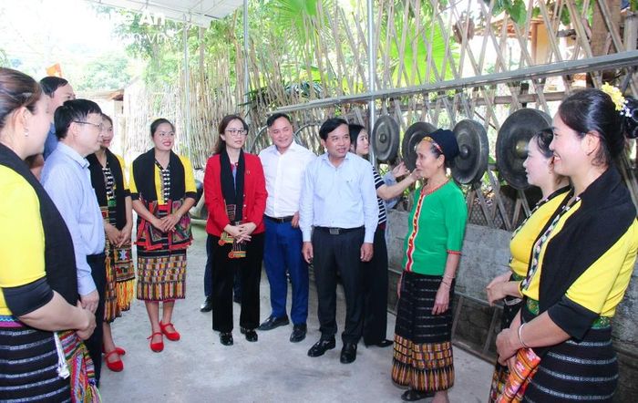 Đồng chí Nguyễn Như Khôi - Ủy viên Ban Chấp hành Đảng bộ tỉnh, Phó Chủ tịch HĐND tỉnh tìm hiểu thực tiễn hoạt động mô hình du lịch cộng đồng bản Bãi Gạo (huyện Con Cuông). Ảnh: Mai Hoa