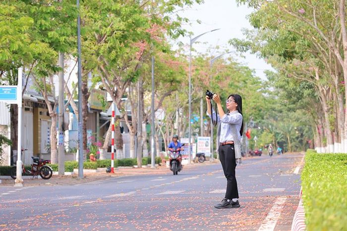 Du khách ghi lại những hình ảnh đẹp của “cung đường hoa ô môi” tại đường Nguyễn Huệ, thị trấn Lấp Vò