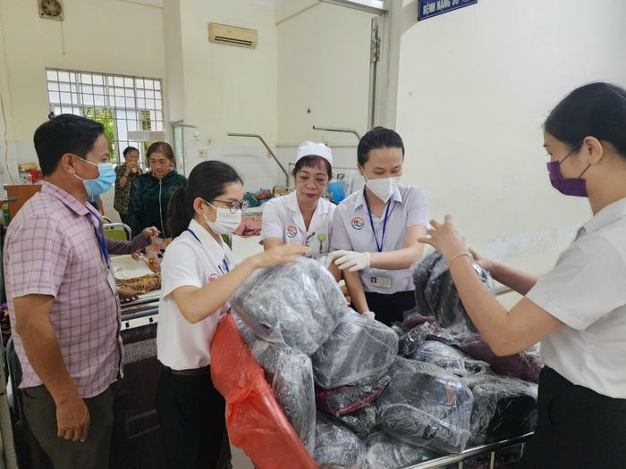 Nhân viên Phòng Công tác xã hội Bệnh viện Đa khoa tỉnh đưa mũ len do mạnh thường quân hỗ trợ về các khoa để tặng cho bệnh nhân.