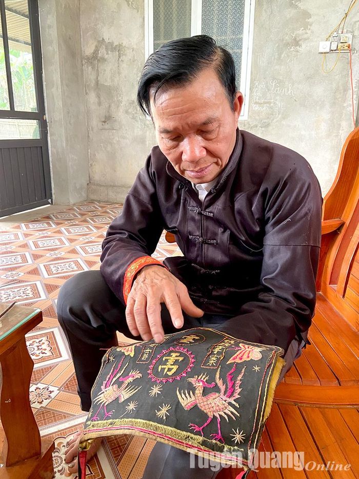 Chiếc mũ thêu tinh xảo, được ông Tiến sử dụng trong biểu diễn một số điệu múa của dân tộc Cao Lan.