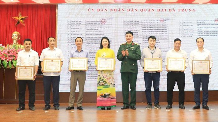 Lãnh đạo quận Hai Bà Trưng trao Giấy khen cho các tập thể, cá nhân xuất sắc trong công tác GPMB dự án trụ sở Bộ Công an số 44 Yết Kiêu.
