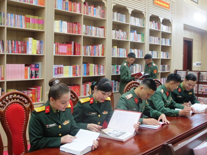 Cán bộ, chiến sĩ LLVT Quân khu 4 đọc sách tại phòng đọc tích hợp ứng dụng điện tử. 