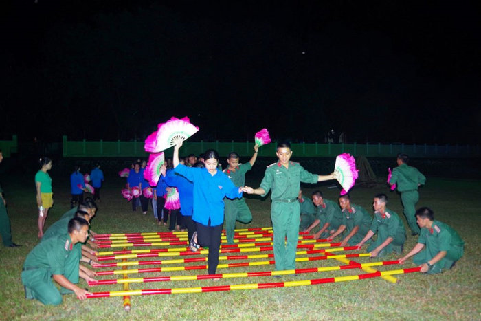 Đêm giao lưu văn hóa - văn nghệ giữa thanh niên Sư đoàn 324 và đoàn viên, thanh niên địa phương. 