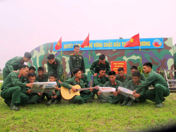 Phút giải lao sau giờ huấn luyện của cán bộ, chiến sĩ Lữ đoàn Phòng không 283. 