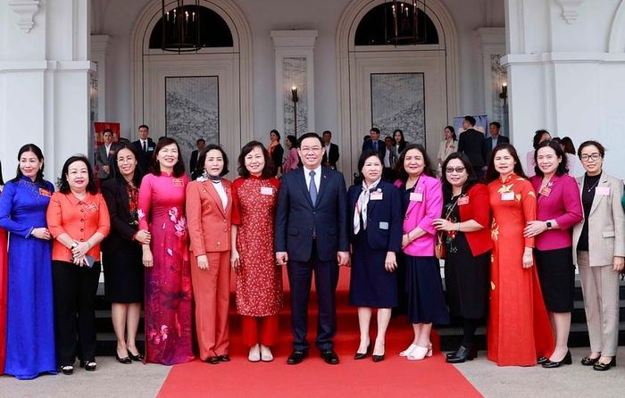 Chủ tịch Quốc hội chụp ảnh lưu niệm cùng các đại biểu tại Hội nghị năm 2023. (Ảnh: Doãn Tấn)