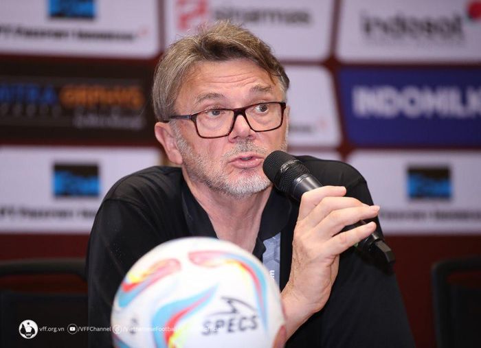HLV Phillip Troussier tại buổi họp báo sau trận đấu. Ảnh: VFF