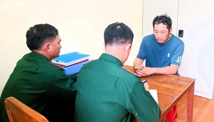  Đồn Biên phòng Cửa khẩu Quốc tế Nậm Cắn (Bộ đội Biên phòng Nghệ An) làm việc với ông Nguyễn Hùng Sơn xác minh, điều tra làm rõ hành vi vận chuyển bò qua biên giới trái phép. Ảnh: Lê Thạch 