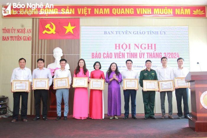  Các tập thể được Ban Thường vụ Tỉnh ủy tặng Bằng khen vì có thành tích xuất sắc trong chỉ đạo, thực hiện Kết luận số 100-KL/TW, ngày 18/8/2014 của Ban Bí thư khóa XI. Ảnh: Ngân Hạnh 