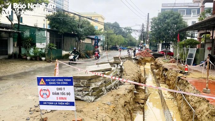  TP.Vinh triển khai mở rộng đường, làm hệ thống mương tại đường Hải Thượng Lãn Ông ngay khi người dân bàn giao mặt bằng. Ảnh: Q.A 