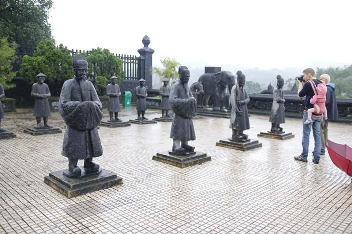 Khách nước ngoài tham quan di tích tại kinh thành Huế. Ảnh: Trung Dũng