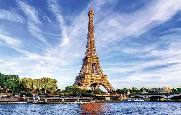 Một nghiên cứu năm 2012 của Phòng Thương mại Monza và Brianza - Ý xác định tháp Eiffel là công trình giá trị nhất châu Âu và được định giá 545 tỷ USD. Ảnh: TL