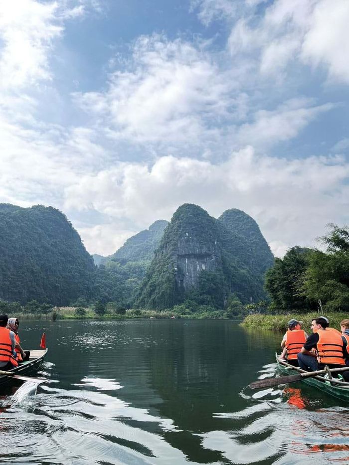 Năm 2014, quần thể danh thắng Tràng An (Ninh Bình) được UNESCO công nhận là Di sản Văn hóa và Thiên nhiên thế giới. Dịp Tết Dương lịch 2023, Ninh Bình đón gần 26 vạn lượt khách du lịch, trong đó khách quốc tế tăng 55 lần so với cùng kỳ năm 2022, doanh thu ước đạt 380 tỷ đồng. Ảnh: HB