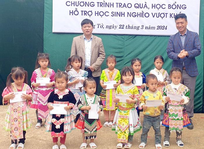 Đại diện lãnh đạo huyện Mường Ẳng và nhà tài trợ trao học bổng cho học sinh có hoàn cảnh đặc biệt khó khăn tại Điểm trường Mầm non Huổi Châng.