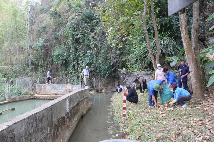 Phát dọn cỏ dại, rác xung quang khu vực hang nước Tát Tòng, phường Chiềng An, thành phố Sơn La.