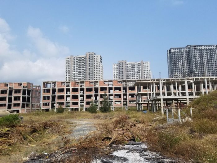 Sau khi dừng hoạt động bên trong dự án Coco Bay tiêu điều, bỏ hoang.